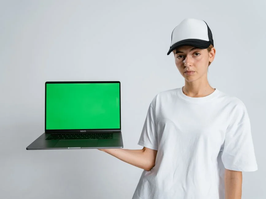 Blocs en bois disposés pour former Web Design. Idéal pour les thèmes créatifs et de contenu numérique.